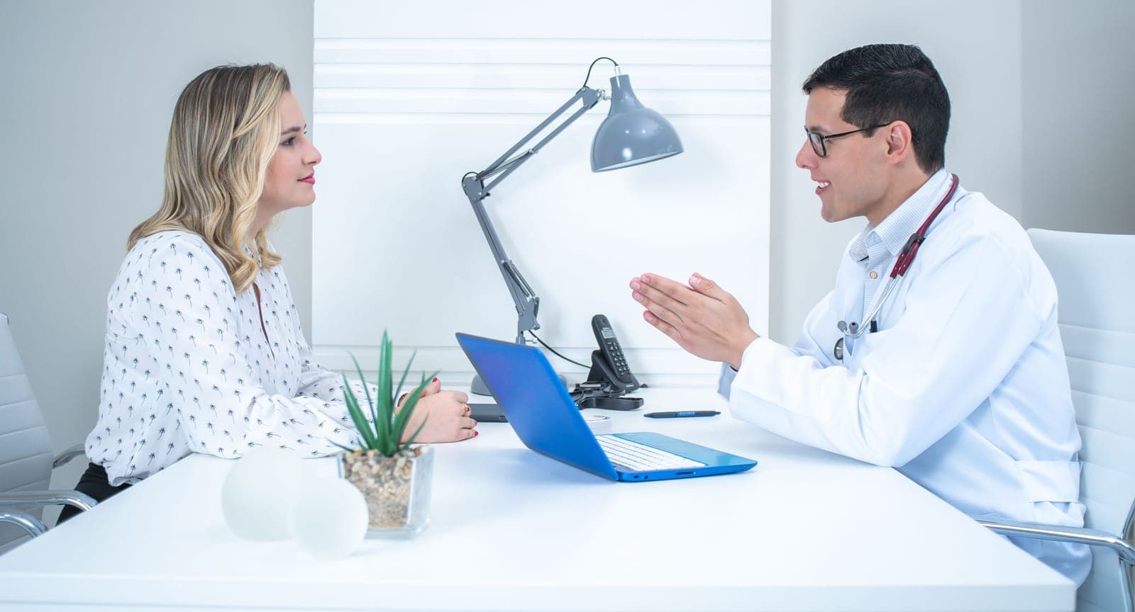 Médico conversando com paciente no consultório