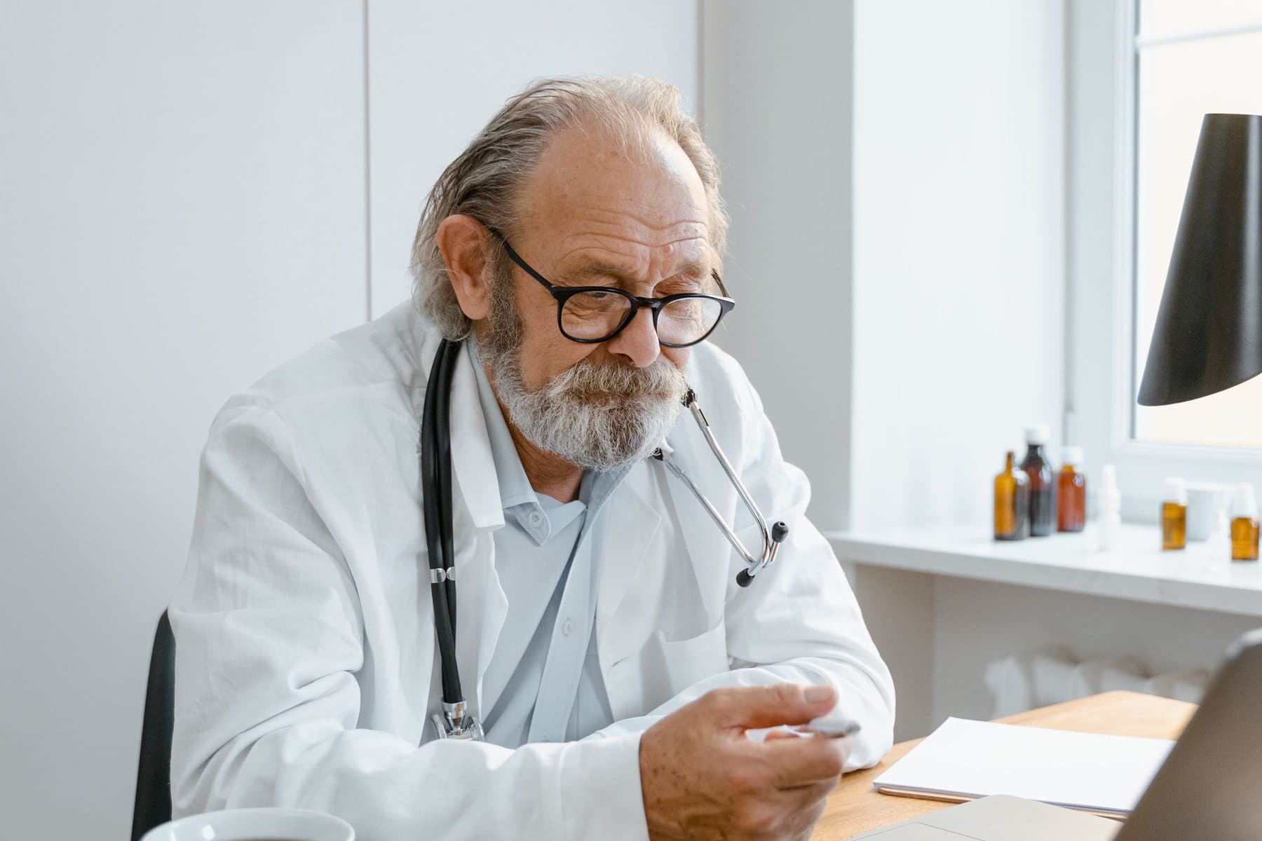 Médico revisando exames durante consulta