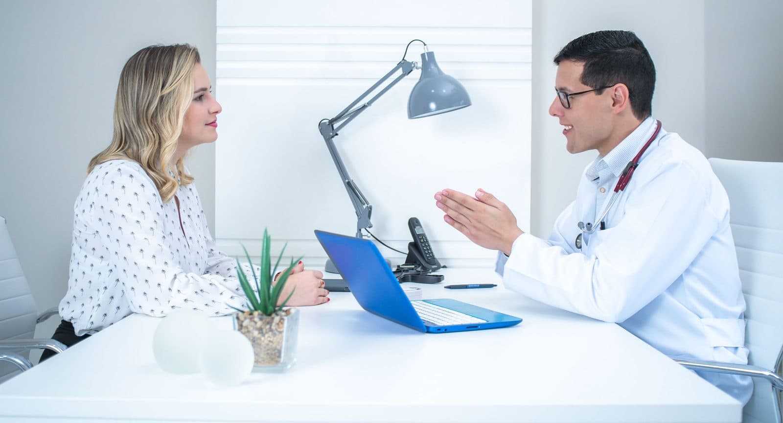 Médico conversando com paciente no consultório durante explicação de resultado