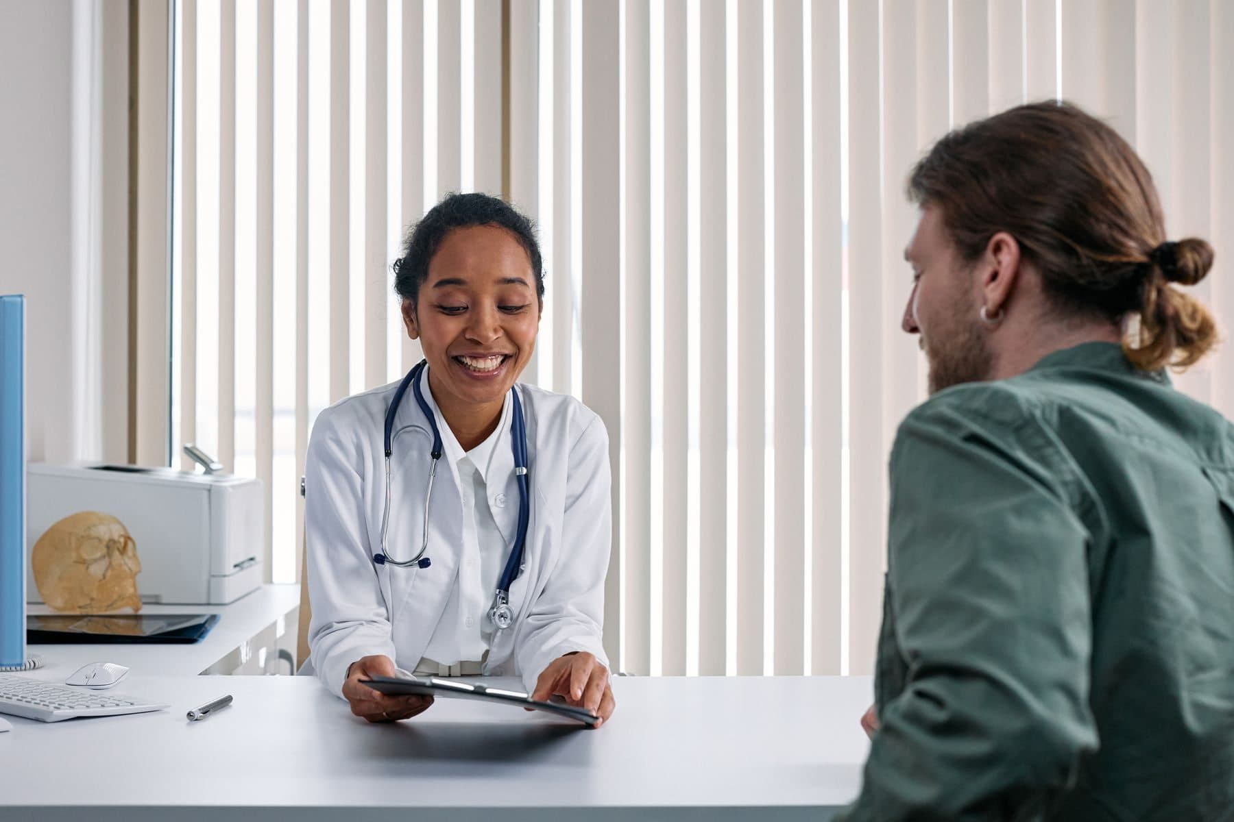 Médica mostrando resultados ao paciente durante consulta