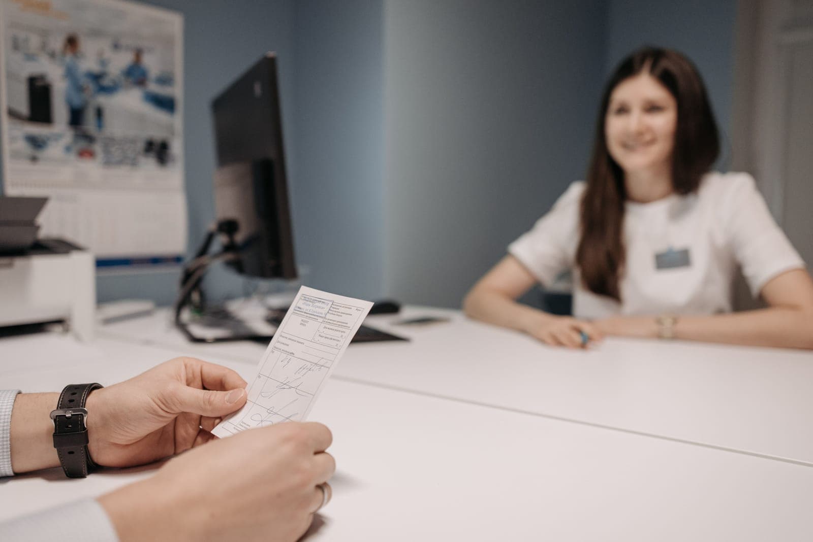 Farmacêutico entregando medicamento com receita no balcão da farmácia