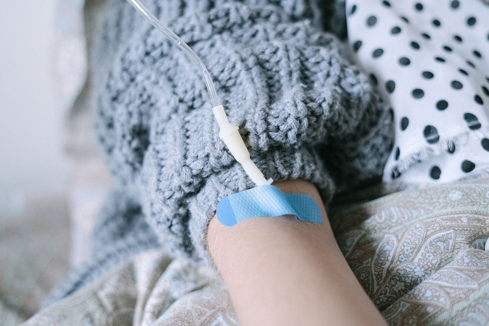 Paciente recebendo infusão endovenosa pelo braço