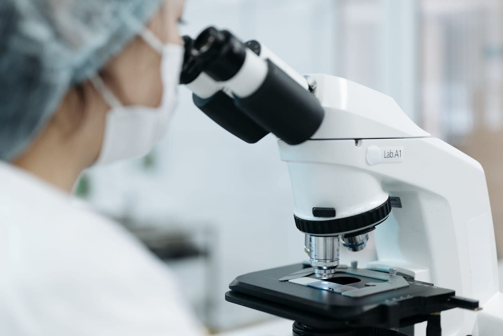 Microscópio digital em laboratório de análise