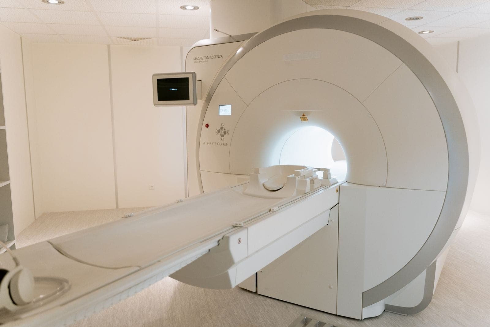 Equipamento de ressonância magnética em serviço de imagem