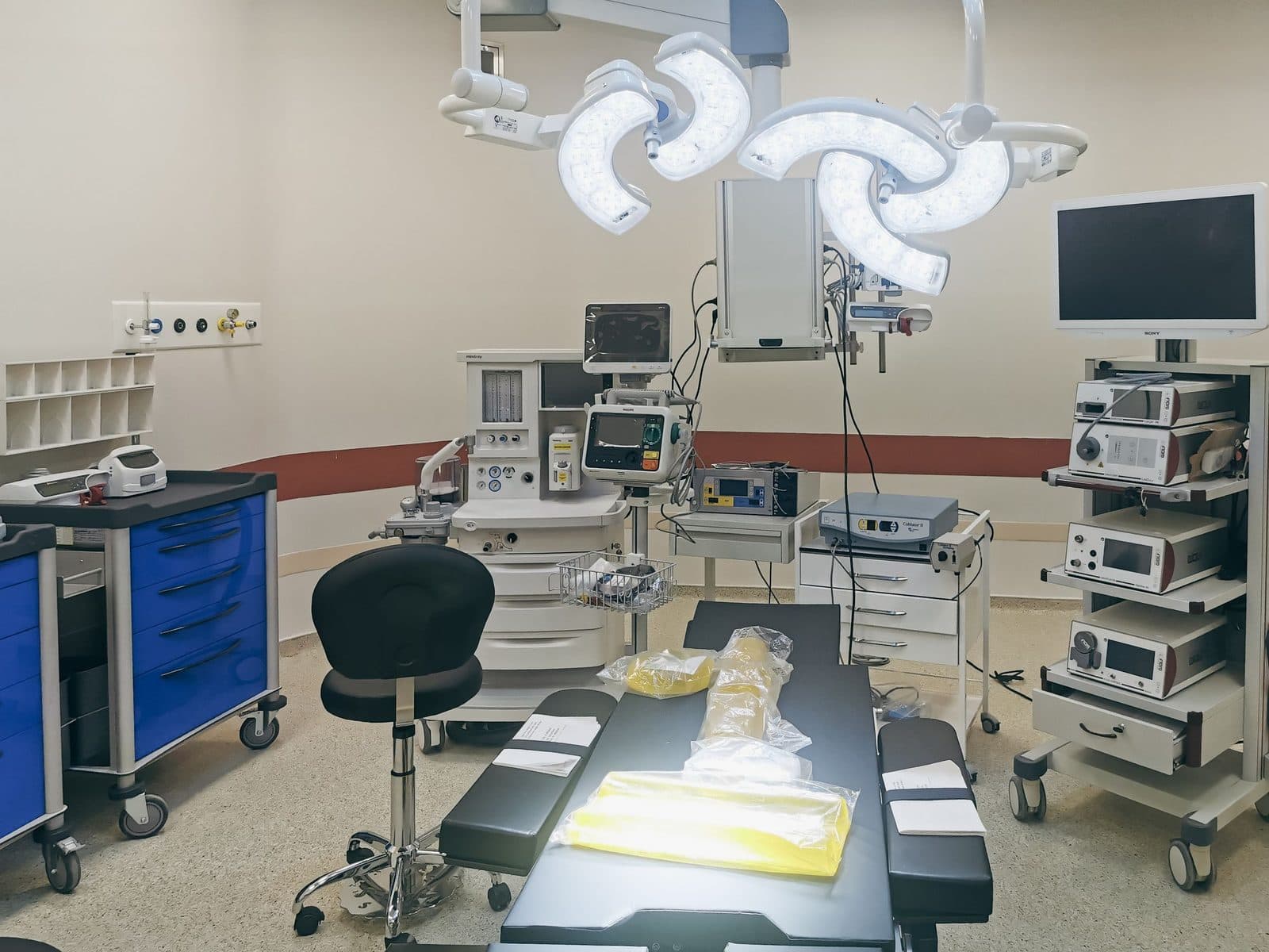 Sala de procedimento endoscópico com torre de vídeo e instrumental preparado