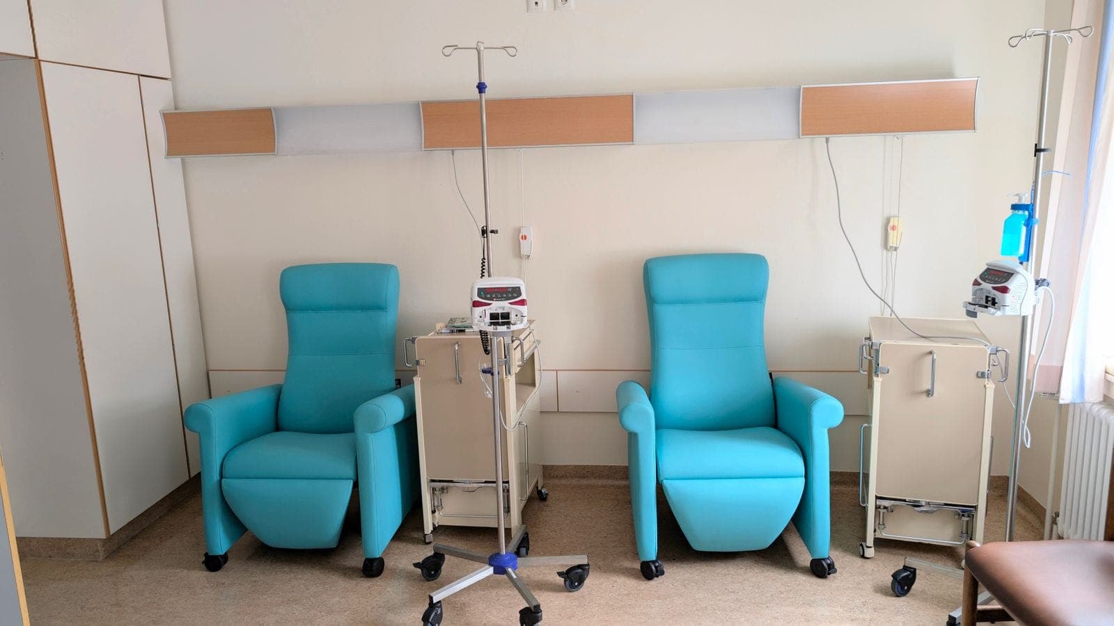 Sala de quimioterapia com poltronas de infusão