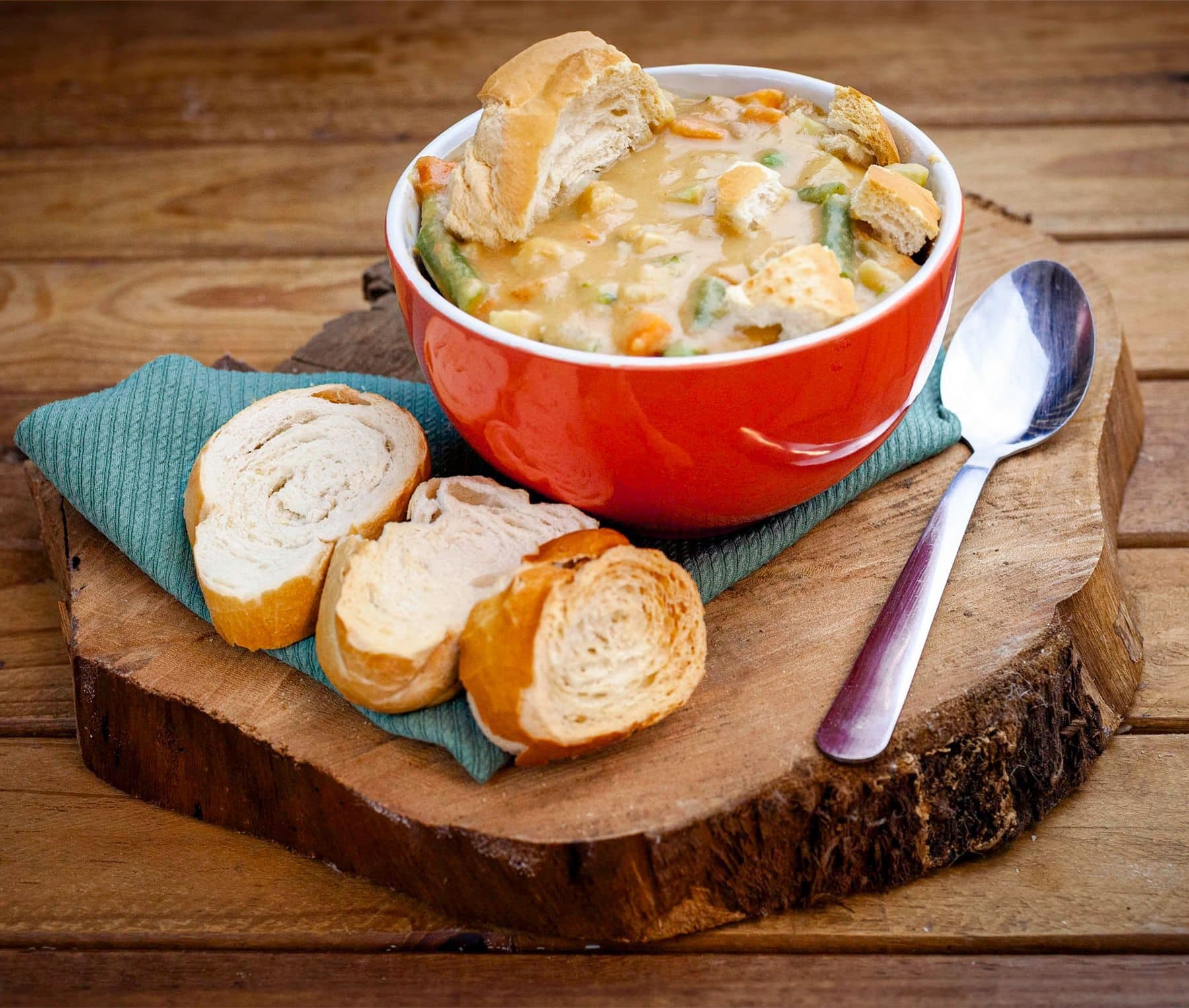 Sopa de legumes reconfortante com pão