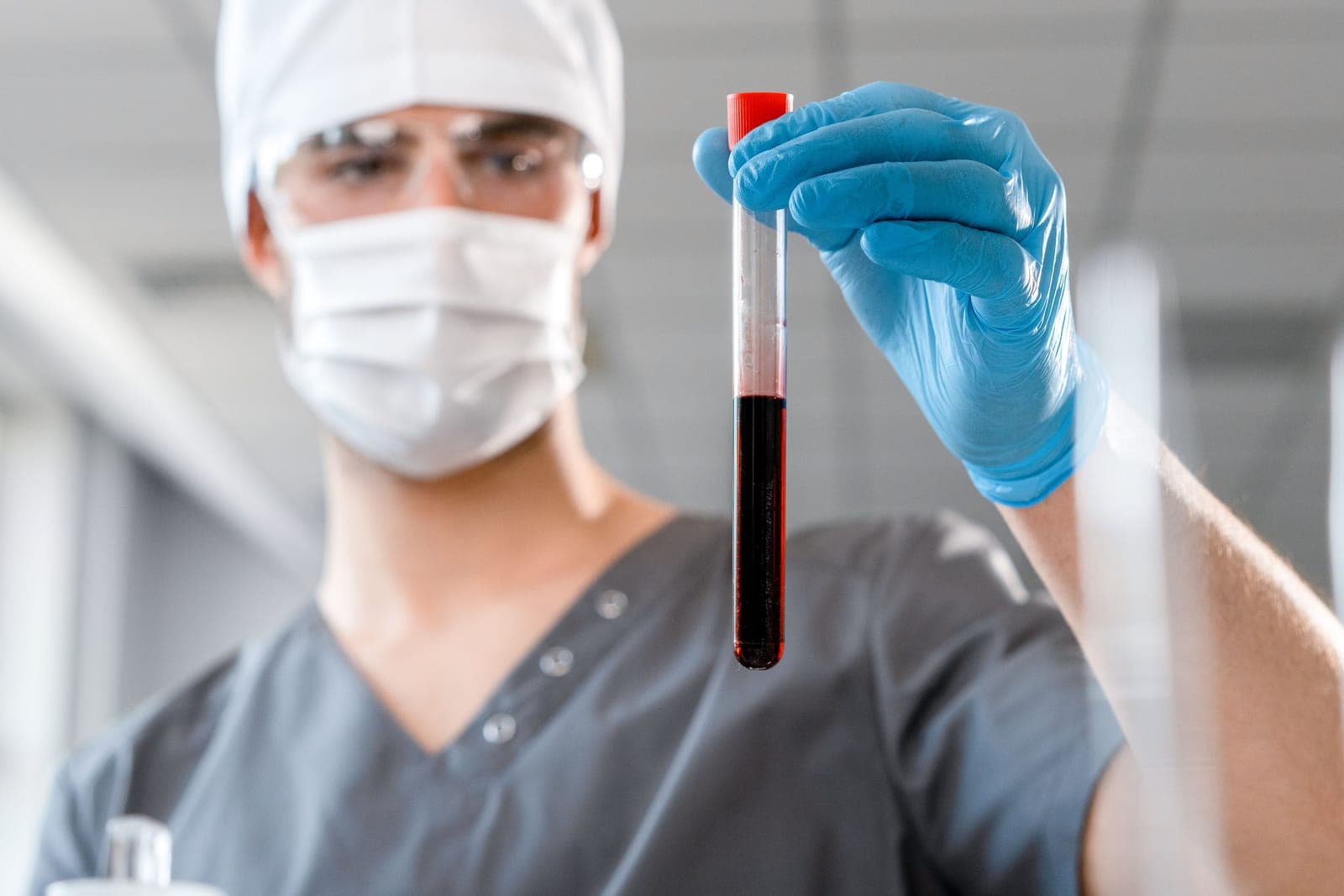 Técnico de laboratório analisando tubo de sangue