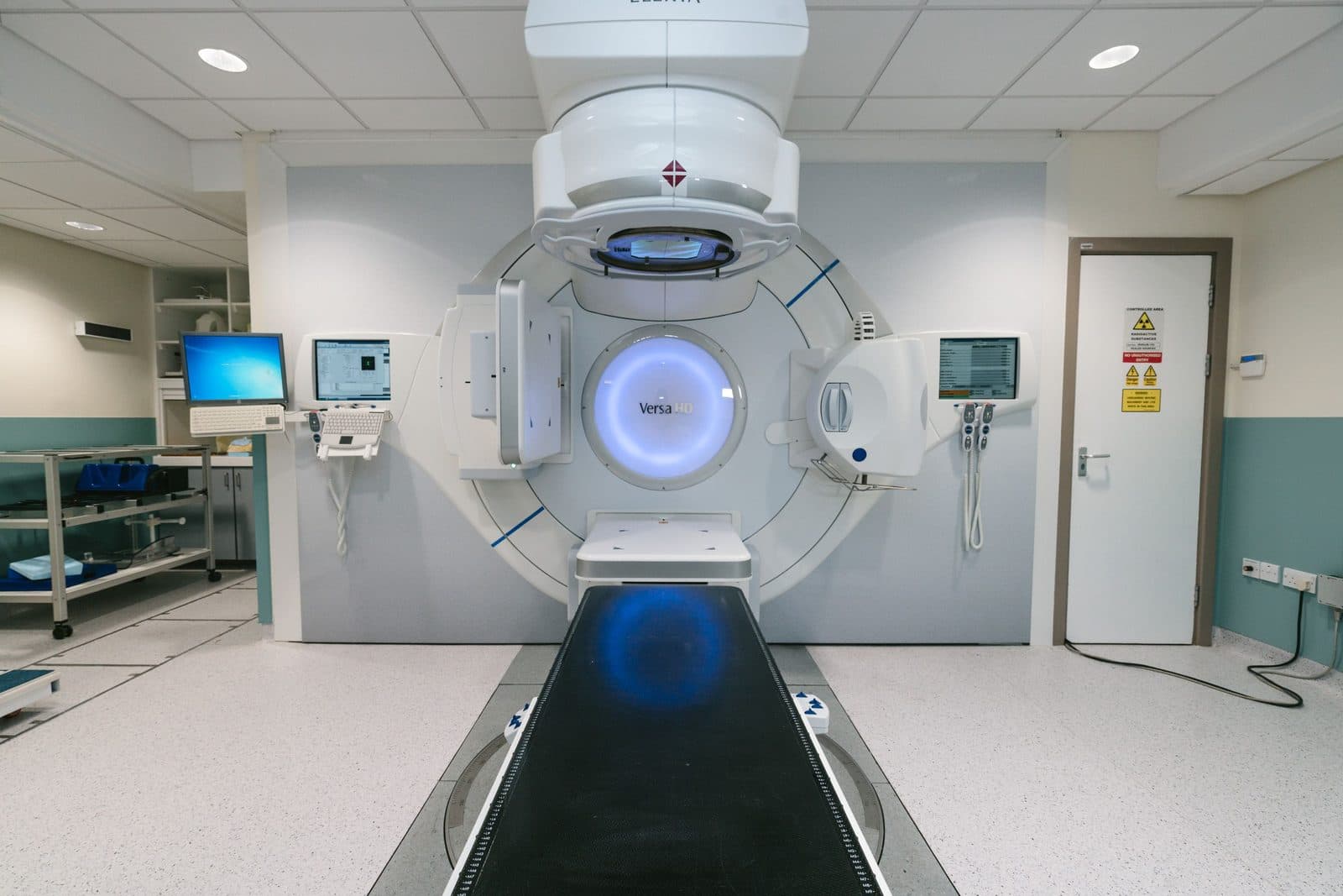 Acelerador linear em sala de radioterapia