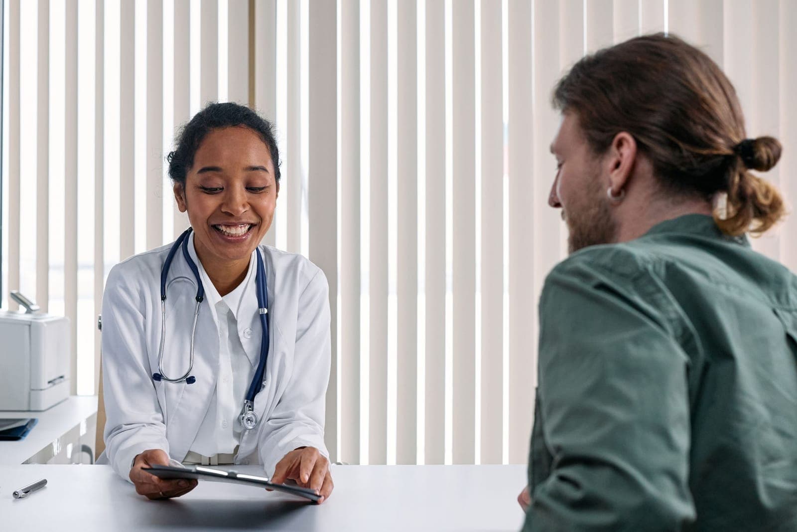 Homem jovem em consulta médica