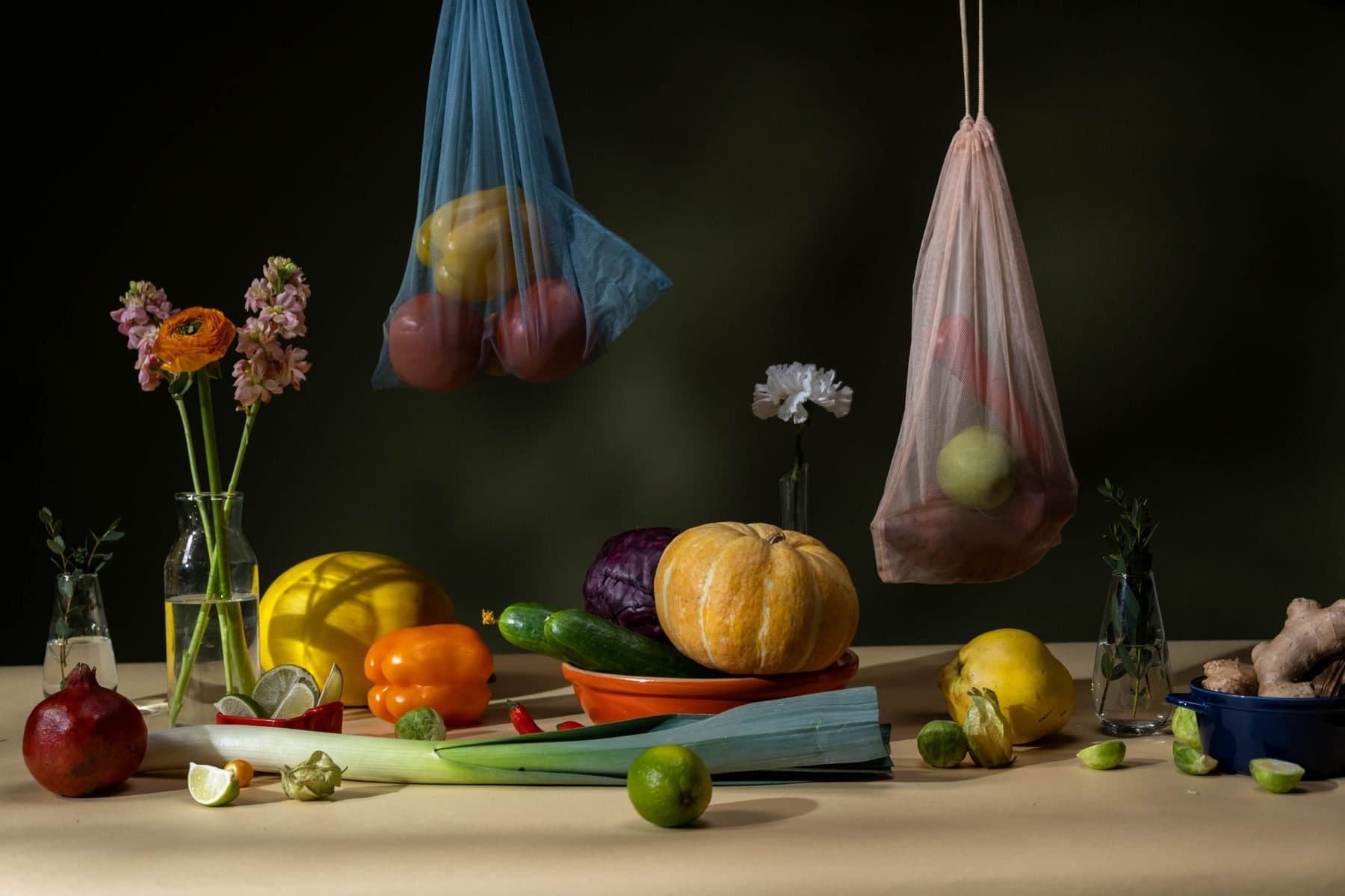 Mesa com frutas, legumes e verduras frescas variadas