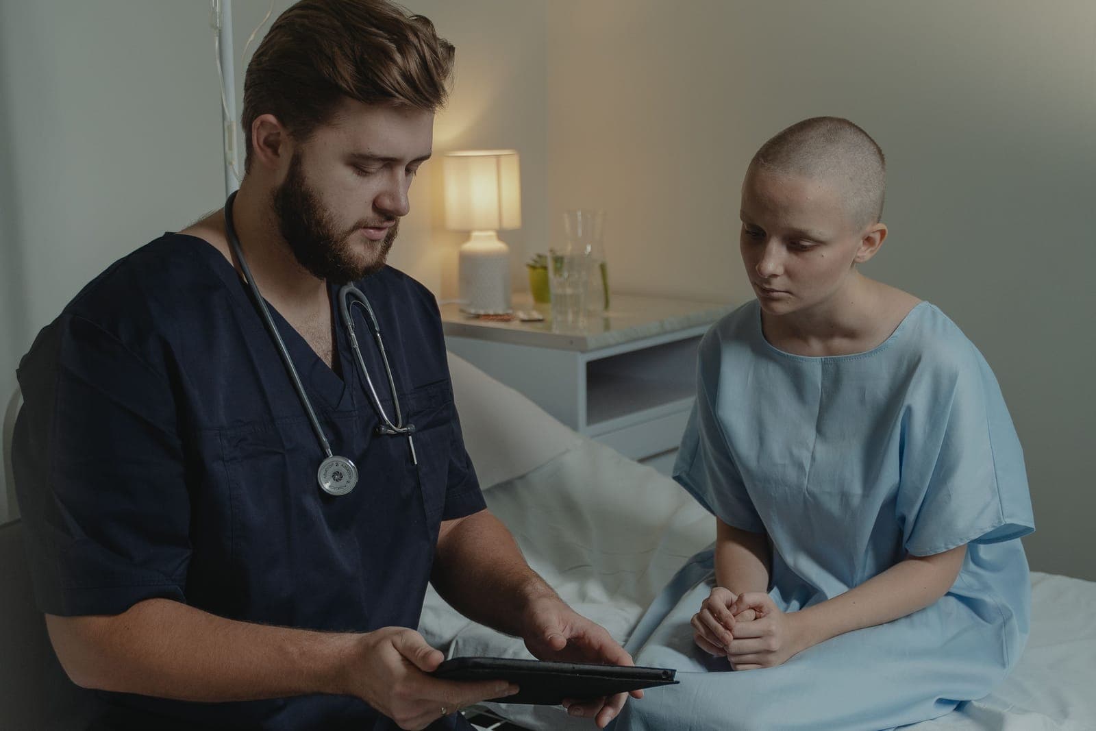 Médico mostrando informações no tablet a uma paciente